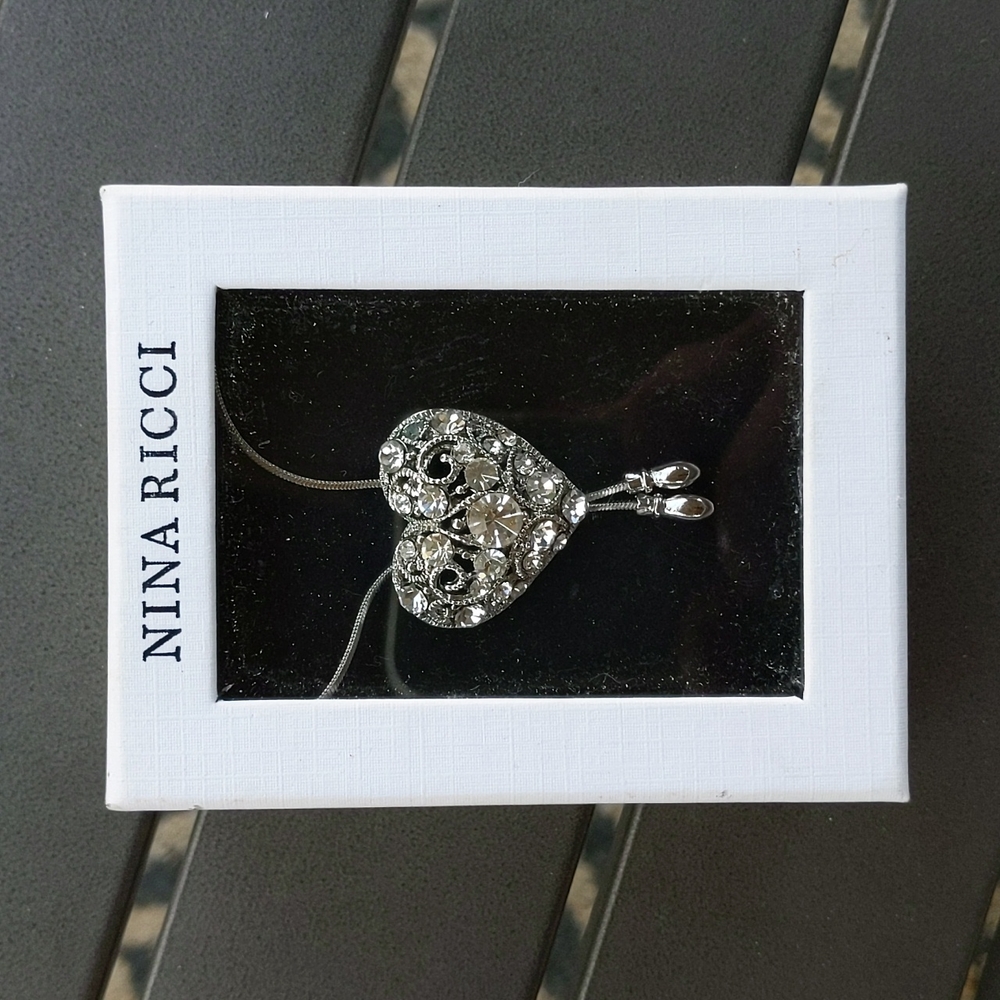 NEW Nina Ricci heart necklace